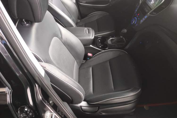 Used Hyundai Santa Fe 2017 2.0T Automatic All-Wheel Drive Smart 7-Seater Right Front Seat
