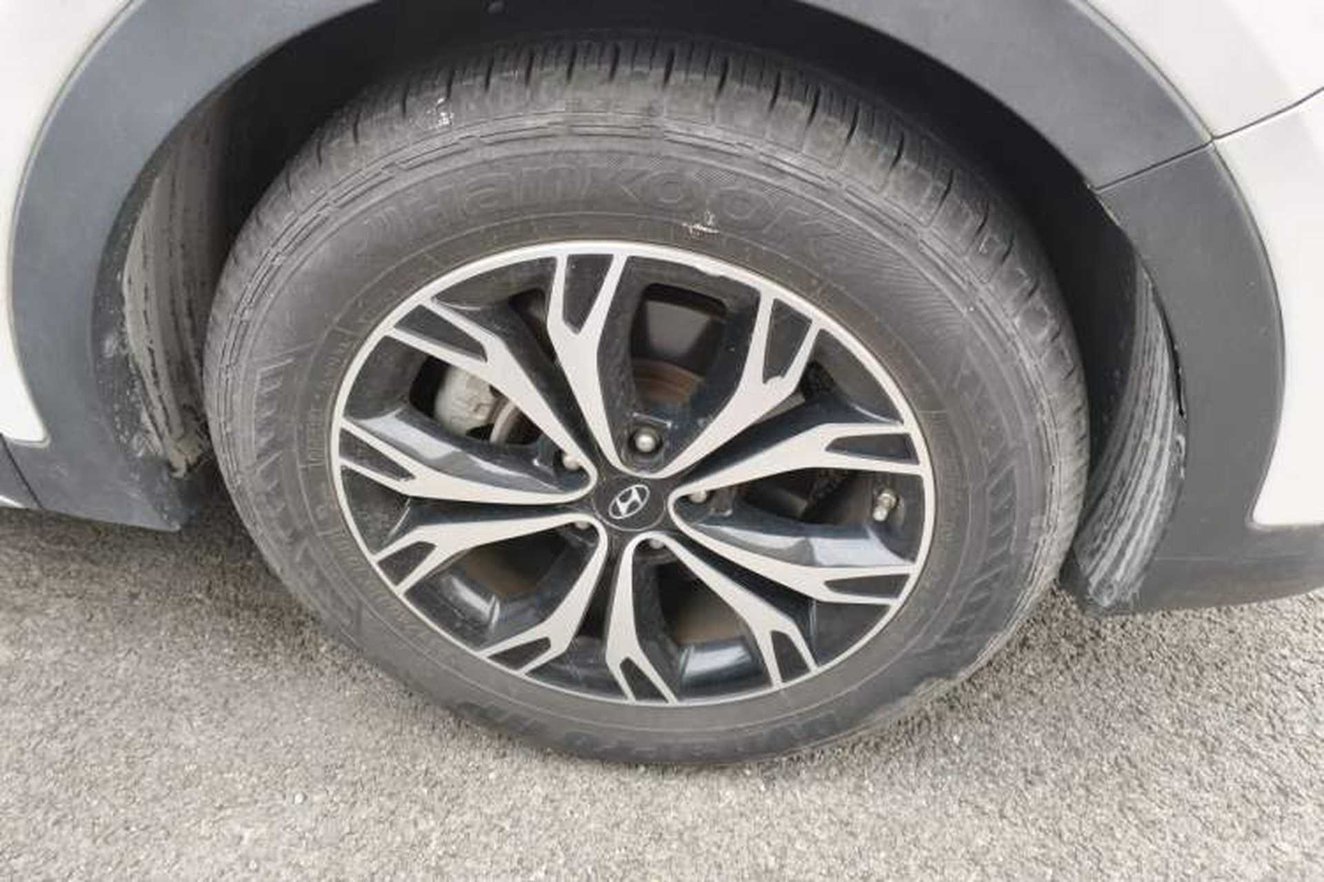 Used Hyundai Santa Fe 2017 2.0T Automatic All-Wheel Drive Smart 7-Seater Right Front Wheel Hub