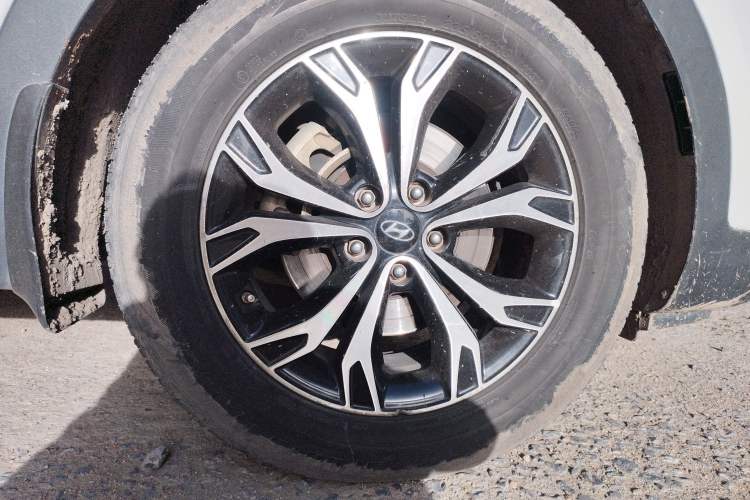 Used Hyundai Santa Fe 2017 2.0T Automatic All-Wheel Drive Smart 7-Seater Right Front Wheel Hub