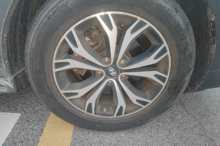 Used Hyundai Santa Fe 2017 2.0T Automatic All-Wheel Drive Smart 7-Seater Right Front Wheel Hub