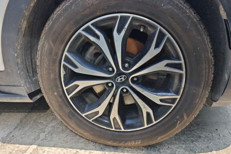 Used Hyundai Santa Fe 2017 2.0T Automatic Two-Wheel Drive Smart Version 7 Seats Right Front Wheel Hub