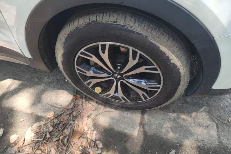 Used Hyundai Santa Fe 2017 2.0T Automatic Two-Wheel Drive Smart Version 7 Seats Right Front Wheel Hub