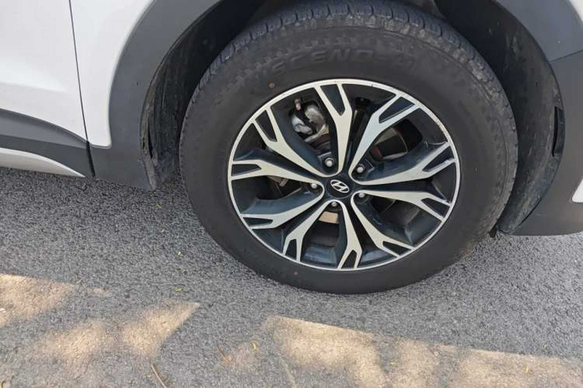 Used Hyundai Santa Fe 2017 2.0T Automatic Two-Wheel Drive Smart Version 7 Seats Right Front Wheel Hub