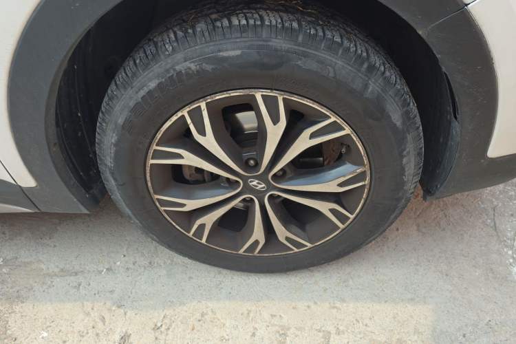 Used Hyundai Santa Fe 2017 2.0T Automatic Two-Wheel Drive Smart Version 7 Seats Right Front Wheel Hub