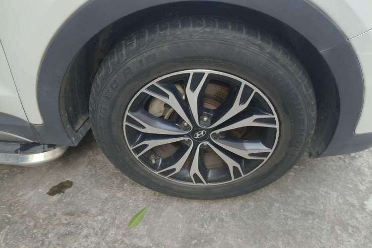Used Hyundai Santa Fe 2017 2.0T Automatic Two-Wheel Drive Smart Version 7 Seats Right Front Wheel Hub