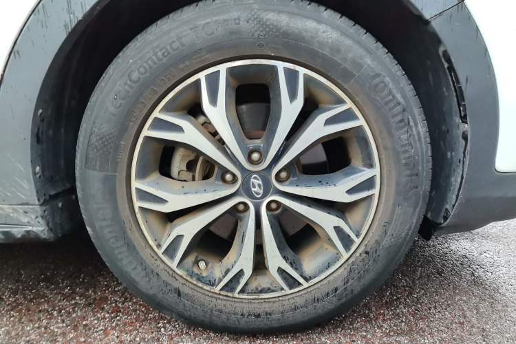 Used Hyundai Santa Fe 2017 2.0T Automatic All-Wheel Drive Smart 7-Seater Right Front Wheel Hub