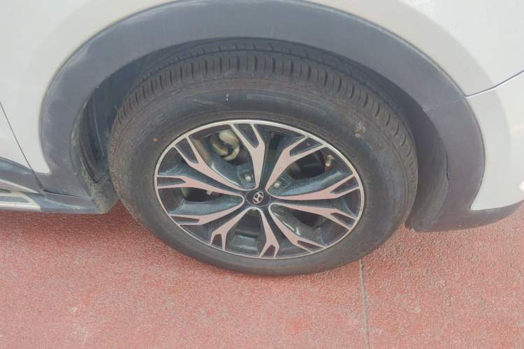 Used Hyundai Santa Fe 2017 2.0T Automatic All-Wheel Drive Smart 7-Seater Right Front Wheel Hub