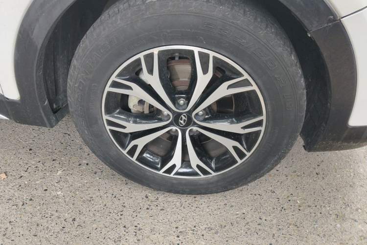 Used Hyundai Santa Fe 2017 2.0T Automatic Two-Wheel Drive Smart Version 7 Seats Right Front Wheel Hub
