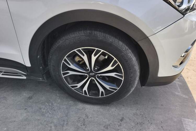 Used Hyundai Santa Fe 2017 2.0T Automatic Two-Wheel Drive Smart Version 7 Seats Right Front Wheel Hub