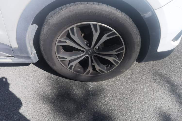 Used Hyundai Santa Fe 2017 2.0T Automatic All-Wheel Drive Smart 7-Seater Right Front Wheel Hub