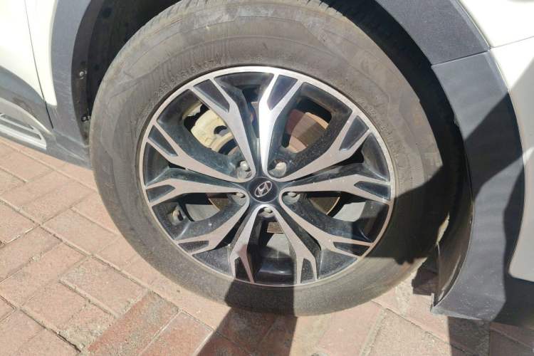Used Hyundai Santa Fe 2017 2.4L Automatic Two-Wheel Drive Smart Version 5 Seats Right Front Wheel Hub