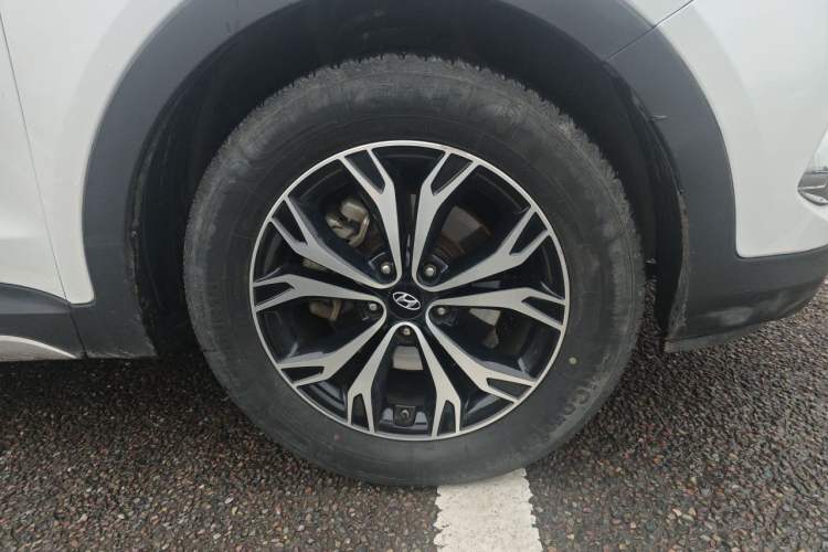 Used Hyundai Santa Fe 2017 2.4L Automatic Two-Wheel Drive Smart Version 5 Seats Right Front Wheel Hub