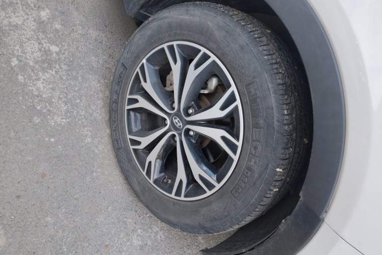 Used Hyundai Santa Fe 2017 2.0T Automatic Two-Wheel Drive Smart Version 7 Seats Right Front Wheel Hub