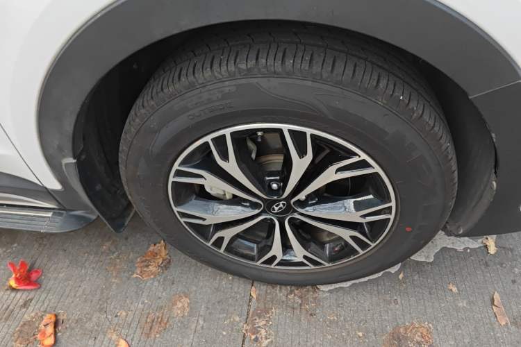 Used Hyundai Santa Fe 2017 2.0T Automatic All-Wheel Drive Smart 7-Seater Right Front Wheel Hub