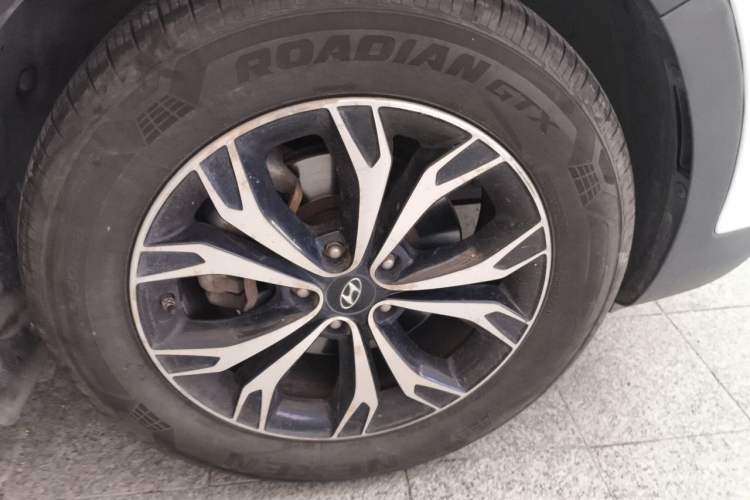 Used Hyundai Santa Fe 2017 2.4L Automatic Two-Wheel Drive Smart Version 5 Seats Right Front Wheel Hub