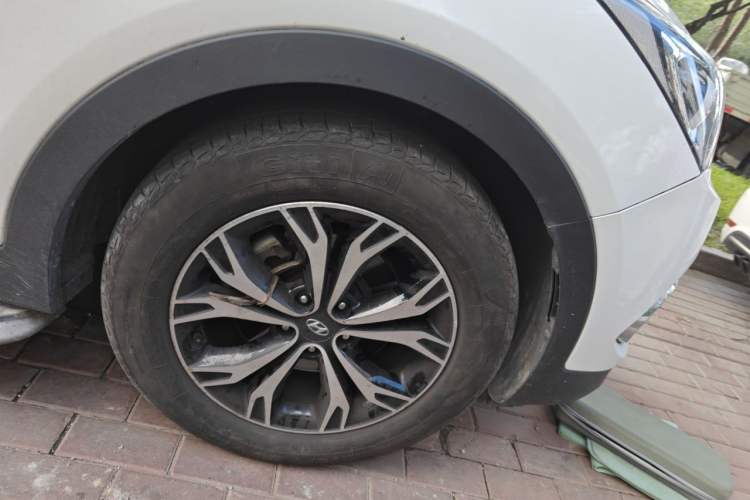 Used Hyundai Santa Fe 2017 2.0T Automatic All-Wheel Drive Smart 7-Seater Right Front Wheel Hub
