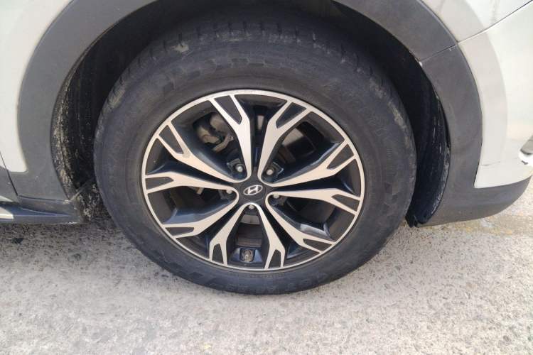 Used Hyundai Santa Fe 2017 2.4L Automatic Two-Wheel Drive Smart Version 5 Seats Right Front Wheel Hub