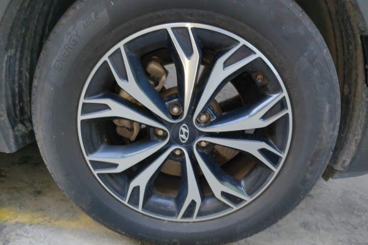 Used Hyundai Santa Fe 2017 2.0T Automatic All-Wheel Drive Smart 7-Seater Right Front Wheel Hub