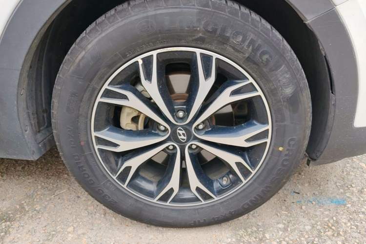 Used Hyundai Santa Fe 2017 2.4L Automatic Two-Wheel Drive Smart Version 5 Seats Right Front Wheel Hub