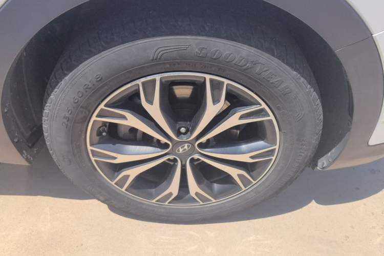 Used Hyundai Santa Fe 2017 2.4L Automatic Two-Wheel Drive Smart Version 5 Seats Right Front Wheel Hub