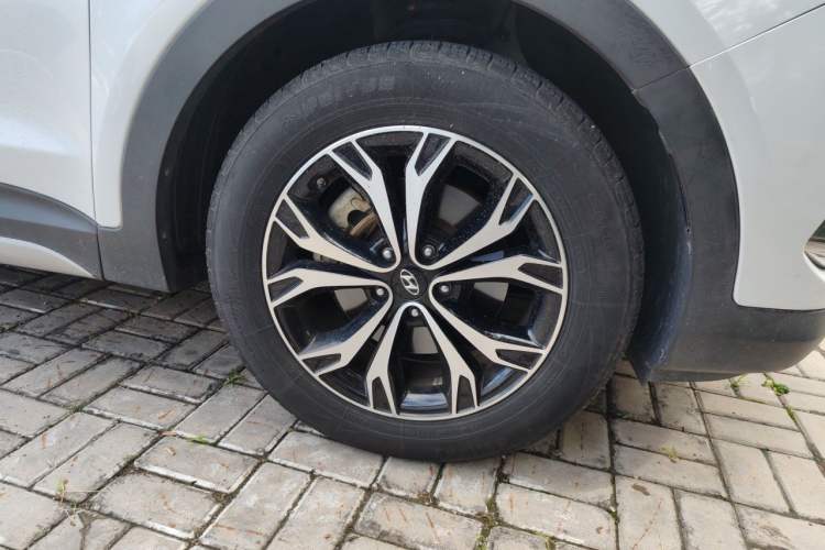Used Hyundai Santa Fe 2017 2.0T Automatic All-Wheel Drive Smart 7-Seater Right Front Wheel Hub