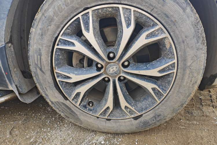 Used Hyundai Santa Fe 2017 2.0T Automatic All-Wheel Drive Smart 7-Seater Right Front Wheel Hub