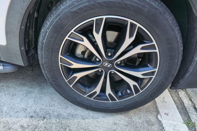 Used Hyundai Santa Fe 2017 2.0T Automatic Two-Wheel Drive Smart Version 7 Seats Right Front Wheel Hub