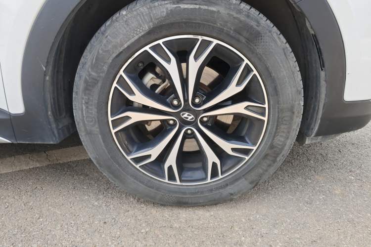 Used Hyundai Santa Fe 2017 2.0T Automatic All-Wheel Drive Smart 7-Seater Right Front Wheel Hub