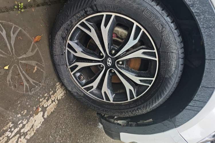 Used Hyundai Santa Fe 2017 2.0T Automatic Two-Wheel Drive Smart Version 7 Seats Right Front Wheel Hub