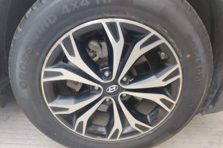 Used Hyundai Santa Fe 2017 2.0T Automatic Two-Wheel Drive Smart Version 7 Seats Right Front Wheel Hub