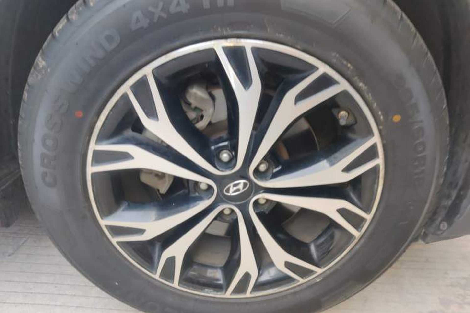 Used Hyundai Santa Fe 2017 2.0T Automatic Two-Wheel Drive Smart Version 7 Seats Right Front Wheel Hub