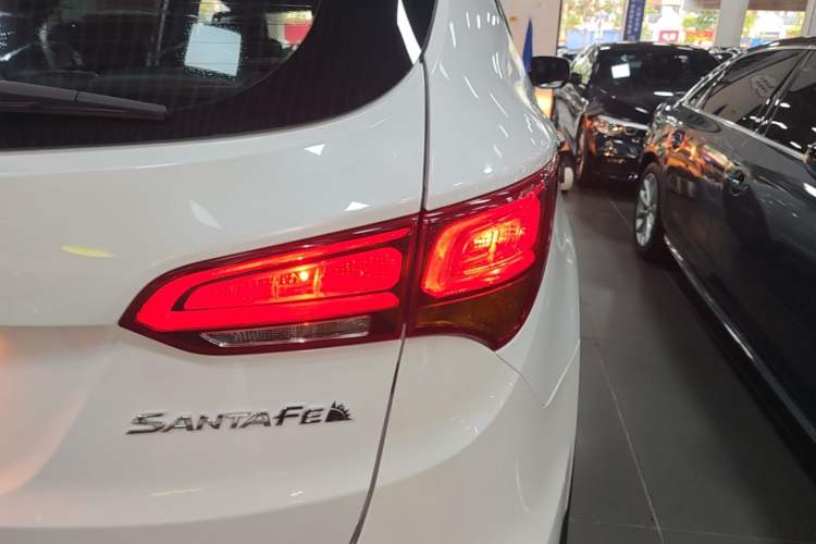 Used Hyundai Santa Fe 2017 2.0T Automatic Two-Wheel Drive Smart Version 7 Seats Right Rear Taillight