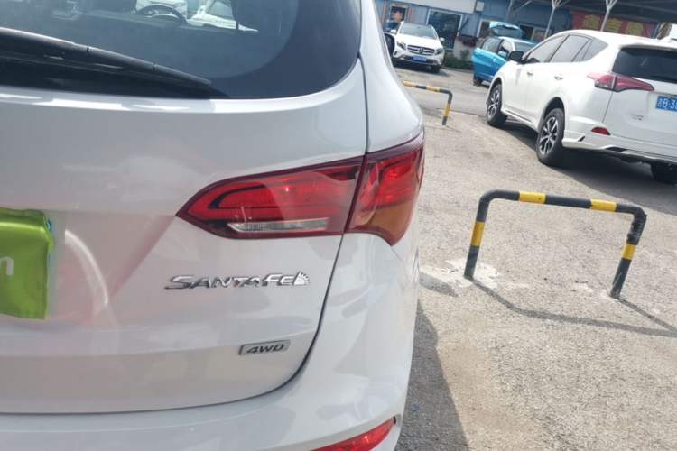Used Hyundai Santa Fe 2017 2.4L Automatic Two-Wheel Drive Smart Version 5 Seats Right Rear Taillight