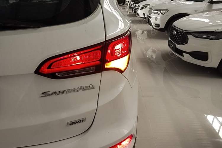 Used Hyundai Santa Fe 2017 2.0T Automatic All-Wheel Drive Smart 7-Seater Right Rear Taillight