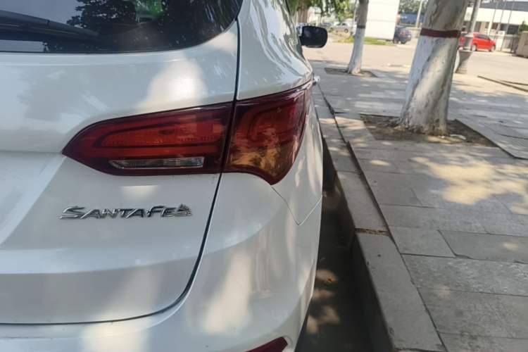 Used Hyundai Santa Fe 2017 2.4L Automatic Two-Wheel Drive Smart Version 5 Seats Right Rear Taillight