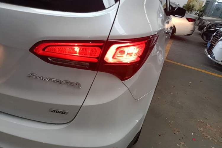 Used Hyundai Santa Fe 2017 2.0T Automatic All-Wheel Drive Smart 7-Seater Right Rear Taillight