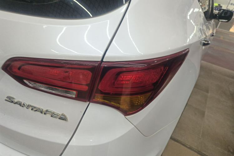 Used Hyundai Santa Fe 2017 2.4L Automatic Two-Wheel Drive Smart Version 5 Seats Right Rear Taillight