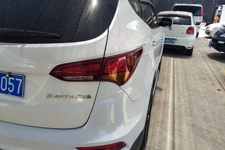 Used Hyundai Santa Fe 2017 2.4L Automatic Two-Wheel Drive Smart Version 5 Seats Right Rear Taillight