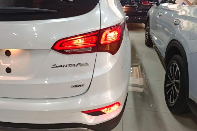 Used Hyundai Santa Fe 2017 2.0T Automatic All-Wheel Drive Smart 7-Seater Right Rear Taillight