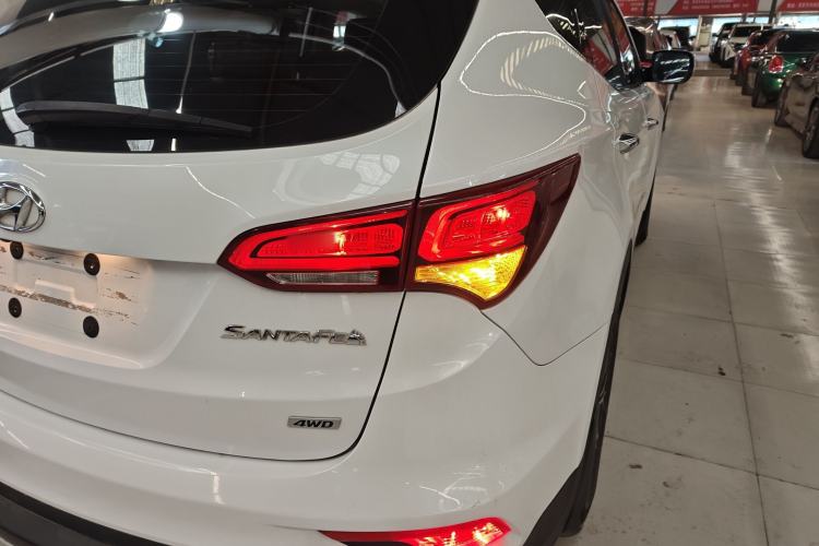 Used Hyundai Santa Fe 2017 2.0T Automatic All-Wheel Drive Smart 7-Seater Right Rear Taillight