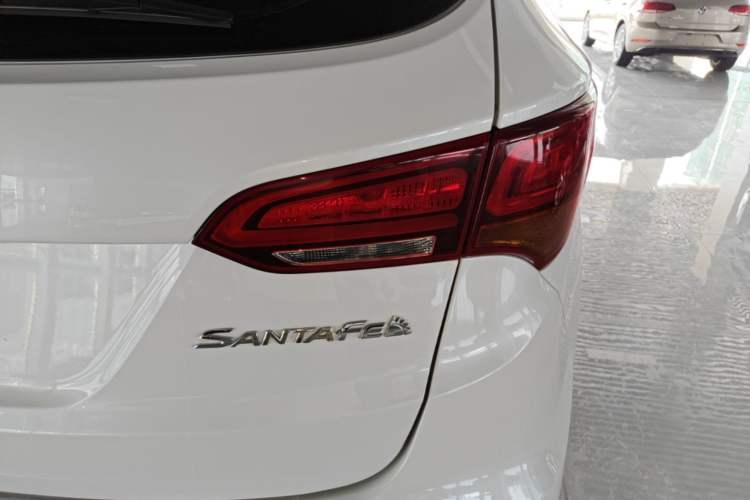 Used Hyundai Santa Fe 2017 2.0T Automatic Two-Wheel Drive Smart Version 7 Seats Right Rear Taillight