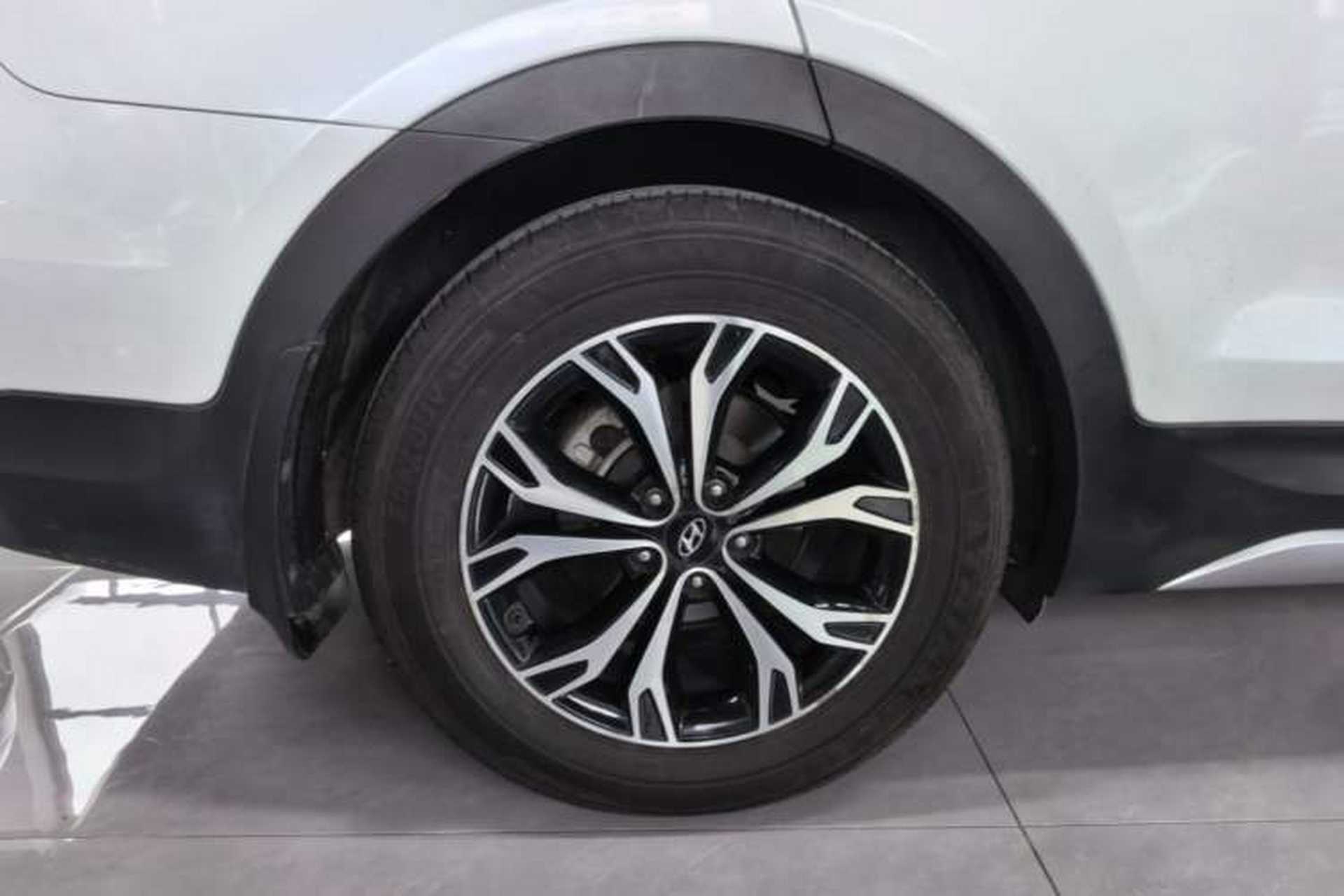 Used Hyundai Santa Fe 2017 2.0T Automatic Two-Wheel Drive Smart Version 7 Seats Right Rear Wheel Hub