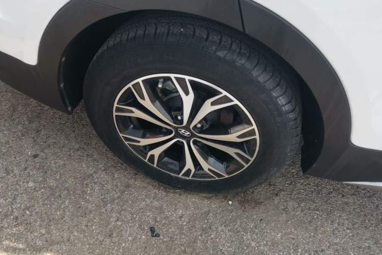 Used Hyundai Santa Fe 2017 2.4L Automatic Two-Wheel Drive Smart Version 5 Seats Right Rear Wheel Hub