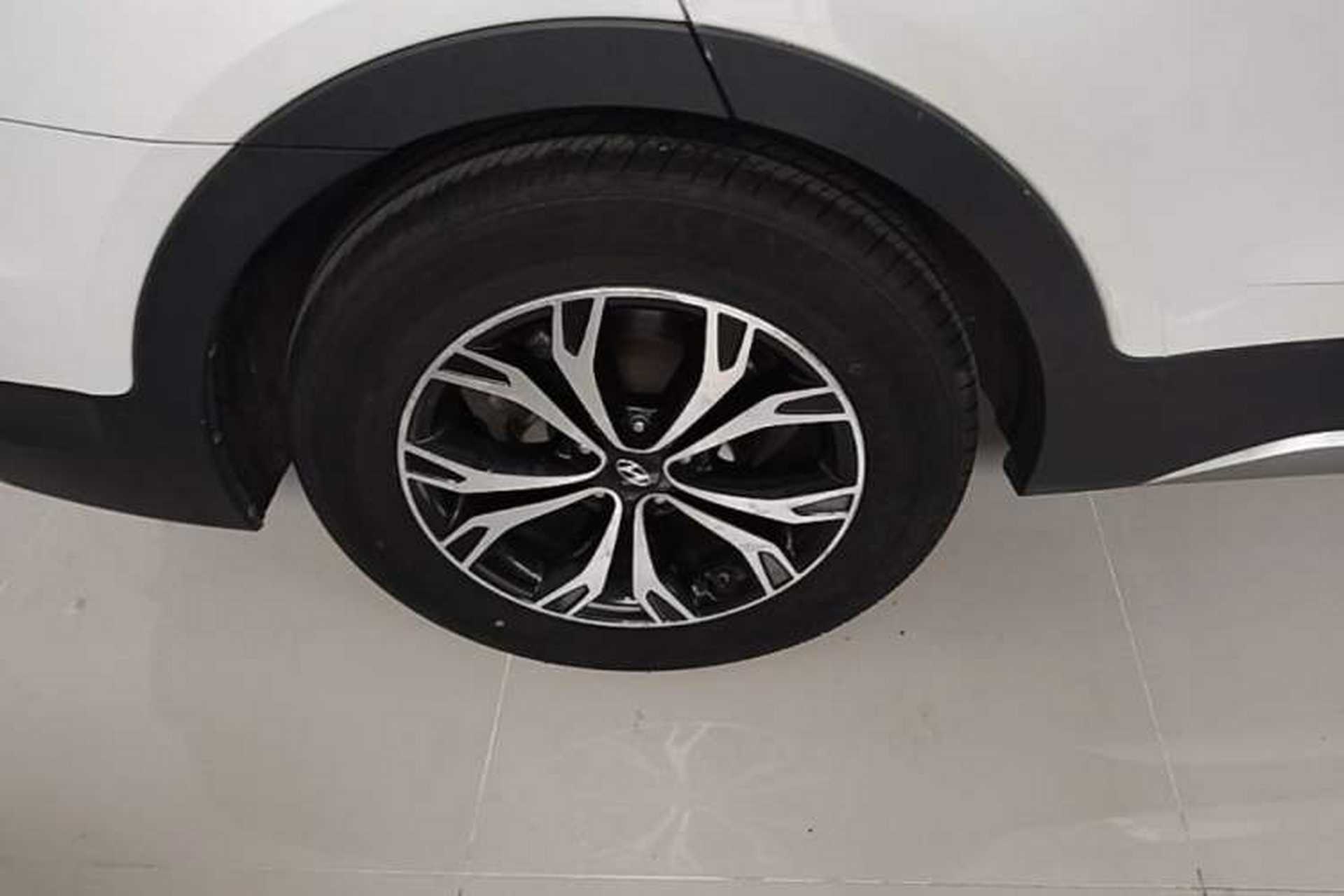 Used Hyundai Santa Fe 2017 2.0T Automatic All-Wheel Drive Smart 7-Seater Right Rear Wheel Hub