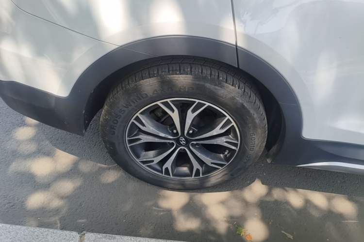 Used Hyundai Santa Fe 2017 2.4L Automatic Two-Wheel Drive Smart Version 5 Seats Right Rear Wheel Hub
