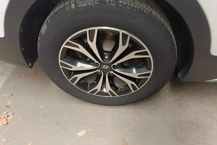 Used Hyundai Santa Fe 2017 2.0T Automatic All-Wheel Drive Smart 7-Seater Right Rear Wheel Hub