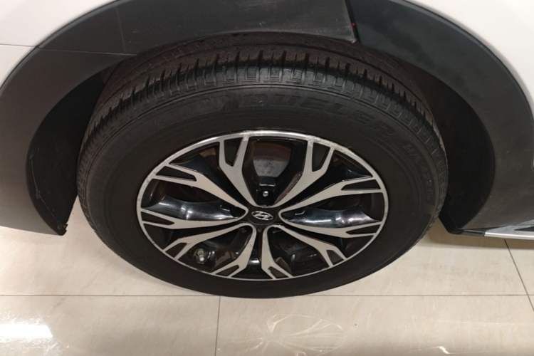 Used Hyundai Santa Fe 2017 2.0T Automatic All-Wheel Drive Smart 7-Seater Right Rear Wheel Hub