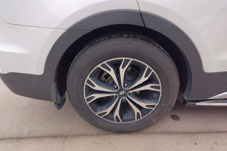 Used Hyundai Santa Fe 2017 2.0T Automatic All-Wheel Drive Smart 7-Seater Right Rear Wheel Hub
