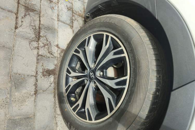 Used Hyundai Santa Fe 2017 2.0T Automatic All-Wheel Drive Smart 7-Seater Right Rear Wheel Hub