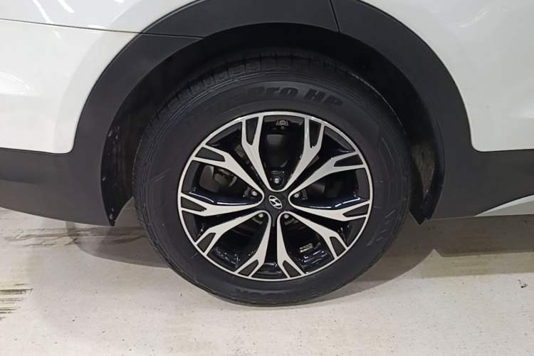 Used Hyundai Santa Fe 2017 2.0T Automatic All-Wheel Drive Smart 7-Seater Right Rear Wheel Hub